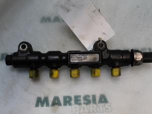 Gebruikte Injector brug Peugeot 307 SW (3H) 1.6 HDiF 110 16V Prijs € 30,00 Margeregeling aangeboden door Maresia Parts