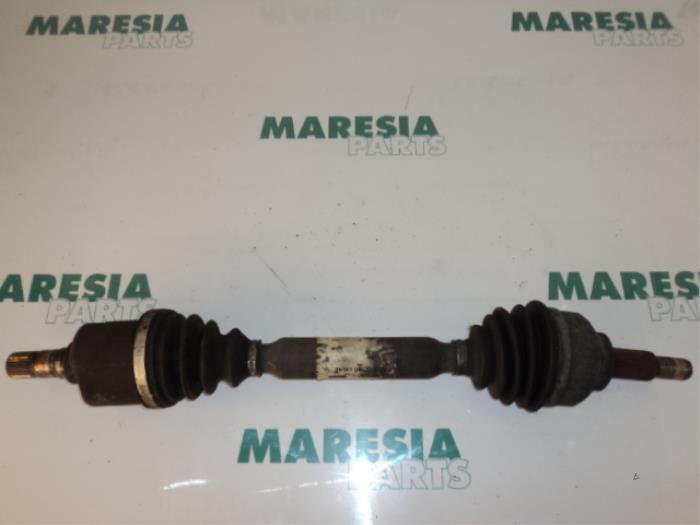 Gebruikte Aandrijfas links-voor Renault Vel Satis (BJ) 3.0 dCi V6 24V Prijs € 131,25 Margeregeling aangeboden door Maresia Parts