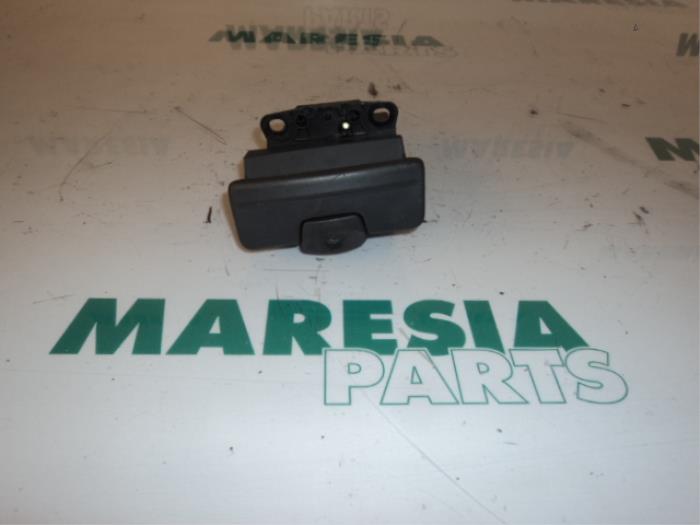 Gebruikte Handrem schakelaar Renault Vel Satis (BJ) 3.0 dCi V6 24V Prijs € 40,00 Margeregeling aangeboden door Maresia Parts