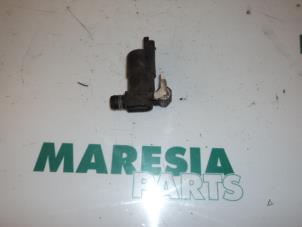 Gebruikte Ruitensproeierpomp voor Renault Vel Satis (BJ) 3.0 dCi V6 24V Prijs € 10,00 Margeregeling aangeboden door Maresia Parts