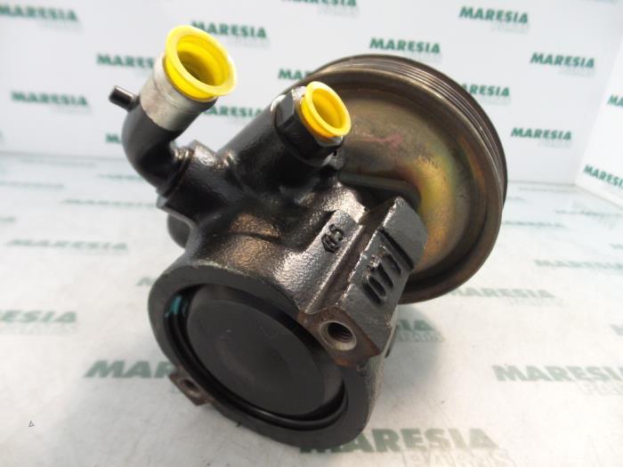 Gebruikte Pomp Servo Alfa Romeo 147 (937) 1.9 JTD 115 Prijs € 50,00 Margeregeling aangeboden door Maresia Parts