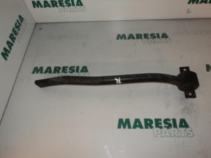 Gebruikte Triangel rechts-achter Alfa Romeo 147 (937) 1.9 JTD 115 Prijs € 35,00 Margeregeling aangeboden door Maresia Parts