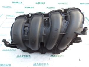 Gebruikte Inlaatspruitstuk Peugeot 207/207+ (WA/WC/WM) 1.4 16V VTi Prijs € 49,99 Margeregeling aangeboden door Maresia Parts