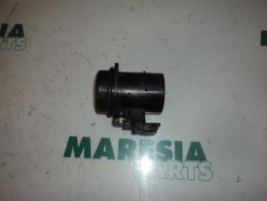 Gebruikte Luchthoeveelheidsmeter Peugeot 208 I (CA/CC/CK/CL) 1.6 e-HDi FAP Prijs € 20,00 Margeregeling aangeboden door Maresia Parts