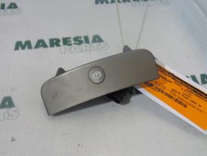 Gebruikte Handrem schakelaar Lancia Thesis (841) 2.4 JTD 20V Autom. Prijs € 105,00 Margeregeling aangeboden door Maresia Parts