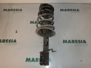 Gebruikte Mac Phersonpoot links-voor Renault Megane (BA) 1.9dCi Prijs € 25,00 Margeregeling aangeboden door Maresia Parts