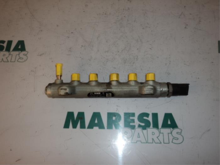 Gebruikte Common rail (Injectie) Renault Espace (JK) 2.2 dCi 16V Prijs € 60,00 Margeregeling aangeboden door Maresia Parts