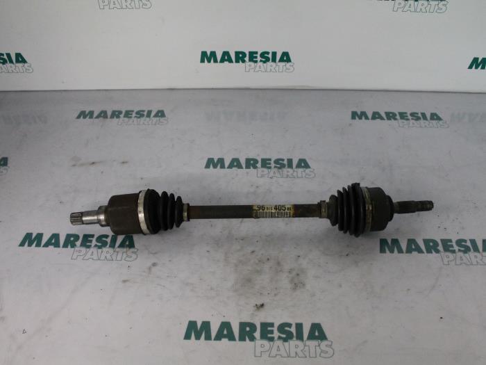 Aandrijfas links-voor van een Peugeot 207/207+ (WA/WC/WM) 1.4 2009