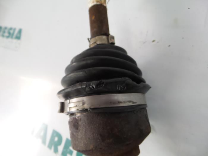 Aandrijfas links-voor van een Peugeot 207/207+ (WA/WC/WM) 1.4 2009