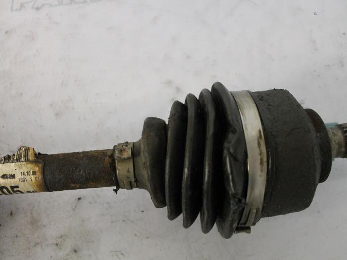 Aandrijfas links-voor van een Peugeot 207/207+ (WA/WC/WM) 1.4 2009