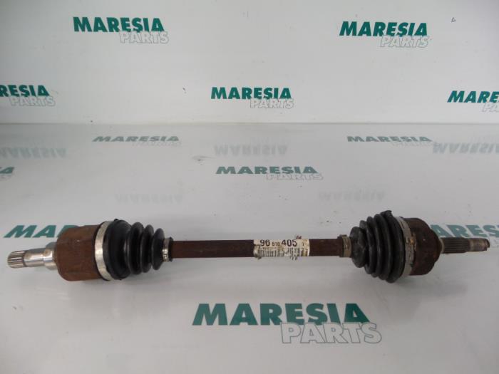 Aandrijfas links-voor van een Peugeot 207/207+ (WA/WC/WM) 1.4 2009
