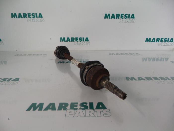 Aandrijfas links-voor van een Peugeot 207/207+ (WA/WC/WM) 1.4 2009