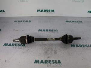 Gebruikte Aandrijfas links-voor Peugeot 207/207+ (WA/WC/WM) 1.4 Prijs € 50,00 Margeregeling aangeboden door Maresia Parts