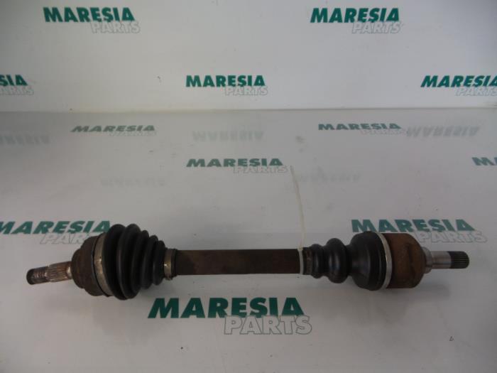 Gebruikte Aandrijfas links-voor Peugeot 307 (3A/C/D) 2.0 HDi 110 FAP Prijs € 29,99 Margeregeling aangeboden door Maresia Parts