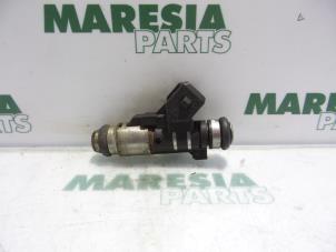 Gebruikte Injector (benzine injectie) Peugeot 206 (2A/C/H/J/S) 1.1 XN,XR Prijs € 20,00 Margeregeling aangeboden door Maresia Parts