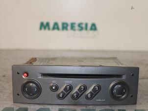 Gebruikte Radio CD Speler Renault Grand Scénic II (JM) 2.0 16V Prijs € 45,00 Margeregeling aangeboden door Maresia Parts