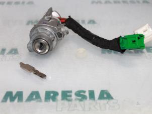 Gebruikte Kontaktslot + Sleutel Peugeot 607 (9D/U) 2.7 HDi V6 24V Prijs € 50,00 Margeregeling aangeboden door Maresia Parts