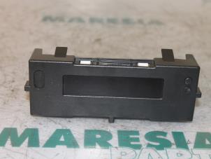 Gebruikte Display Interieur Renault Clio III (BR/CR) 1.6 16V Prijs € 25,00 Margeregeling aangeboden door Maresia Parts