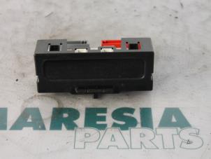 Gebruikte Display Interieur Renault Clio II (BB/CB) 1.6 16V Prijs € 15,00 Margeregeling aangeboden door Maresia Parts