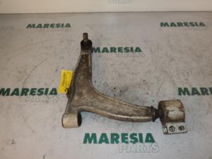 Gebruikte Draagarm onder rechts-voor Fiat Croma (194) Prijs € 35,00 Margeregeling aangeboden door Maresia Parts