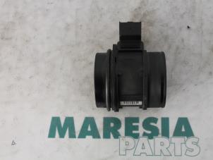 Gebruikte Luchthoeveelheidsmeter Citroen C8 (EA/EB) 2.0 HDiF 16V Prijs € 30,00 Margeregeling aangeboden door Maresia Parts