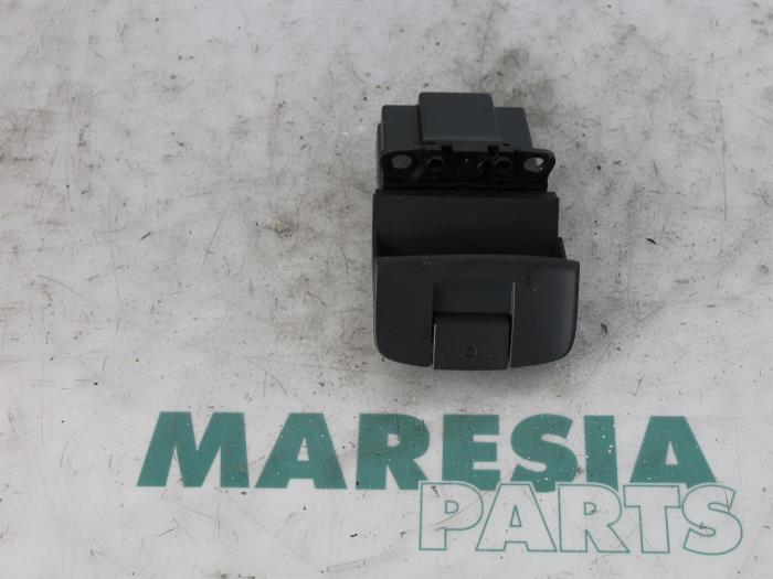 Gebruikte Handrem schakelaar Renault Espace (JK) 3.0 dCi V6 24V Grand Espace Prijs € 30,00 Margeregeling aangeboden door Maresia Parts