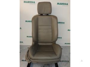 Gebruikte Voorstoel rechts Renault Megane II CC (EM) 2.0 16V Prijs € 157,50 Margeregeling aangeboden door Maresia Parts