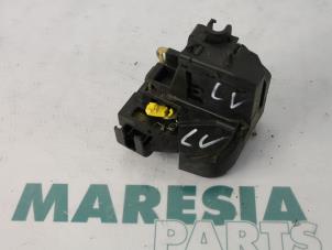 Gebruikte Deurslot Mechaniek 4Deurs links-voor Renault Scénic I (JA) 1.6 16V Prijs € 20,00 Margeregeling aangeboden door Maresia Parts