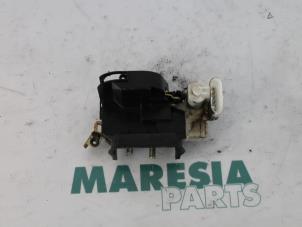 Gebruikte Deurslot Mechaniek 4Deurs rechts-voor Fiat Multipla (186) 1.6 16V 100 SX,ELX Prijs € 25,00 Margeregeling aangeboden door Maresia Parts