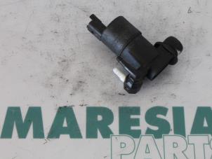 Gebruikte Ruitensproeierpomp voor Peugeot 1007 (KM) 1.6 GTI,Gentry 16V Prijs € 10,00 Margeregeling aangeboden door Maresia Parts
