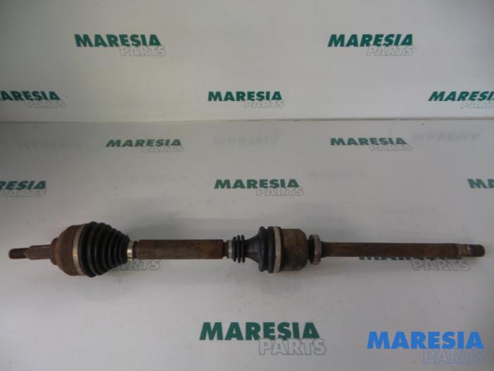 Gebruikte Aandrijfas rechts-voor Renault Laguna II Grandtour (KG) 3.0 V6 24V Prijs € 105,00 Margeregeling aangeboden door Maresia Parts