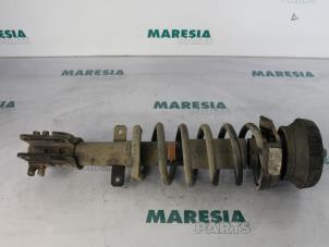 Gebruikte Mac Phersonpoot links-voor Renault Trafic New (FL) 2.0 dCi 16V 90 Prijs € 65,00 Margeregeling aangeboden door Maresia Parts