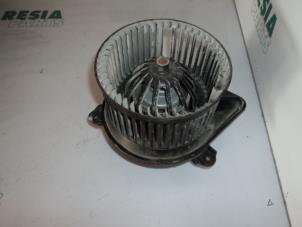 Gebruikte Kachel Ventilatiemotor Renault Trafic New (FL) 2.0 dCi 16V 90 Prijs € 25,00 Margeregeling aangeboden door Maresia Parts