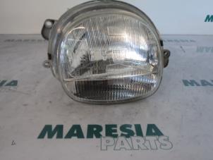 Gebruikte Rechter Koplamp Renault Twingo (C06) 1.2 Prijs € 25,00 Margeregeling aangeboden door Maresia Parts