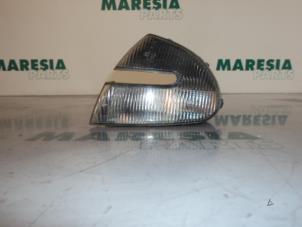 Gebruikte Pinker rechts Alfa Romeo 147 (937) 1.6 HP Twin Spark 16V Prijs € 10,00 Margeregeling aangeboden door Maresia Parts