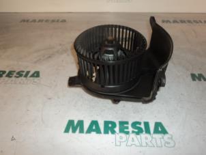 Gebruikte Kachel Ventilatiemotor Renault Grand Scénic II (JM) 1.6 16V Prijs € 35,00 Margeregeling aangeboden door Maresia Parts