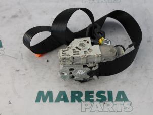 Gebruikte Veiligheidsgordel rechts-voor Alfa Romeo 147 (937) 1.6 HP Twin Spark 16V Prijs € 50,00 Margeregeling aangeboden door Maresia Parts
