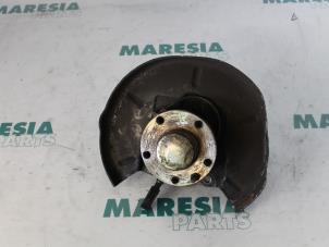 Gebruikte Fusee links-achter Alfa Romeo 147 (937) 1.6 Twin Spark 16V Prijs € 35,00 Margeregeling aangeboden door Maresia Parts