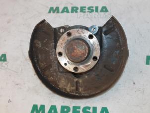 Gebruikte Asschenkel links-achter Alfa Romeo 147 (937) 1.6 HP Twin Spark 16V Prijs € 35,00 Margeregeling aangeboden door Maresia Parts