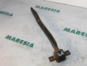 Gebruikte Triangel rechts-achter Alfa Romeo 147 (937) 1.6 HP Twin Spark 16V Prijs € 35,00 Margeregeling aangeboden door Maresia Parts