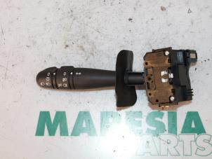 Gebruikte Pinker Schakelaar Renault Clio II (BB/CB) 1.2 16V Prijs € 25,00 Margeregeling aangeboden door Maresia Parts