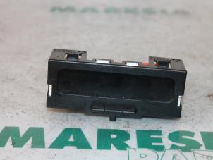Gebruikte Display Interieur Renault Clio II (BB/CB) 1.2 16V Prijs € 15,00 Margeregeling aangeboden door Maresia Parts