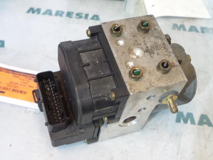 ABS Pomp van een Renault Clio II (BB/CB) 1.4 16V 2002