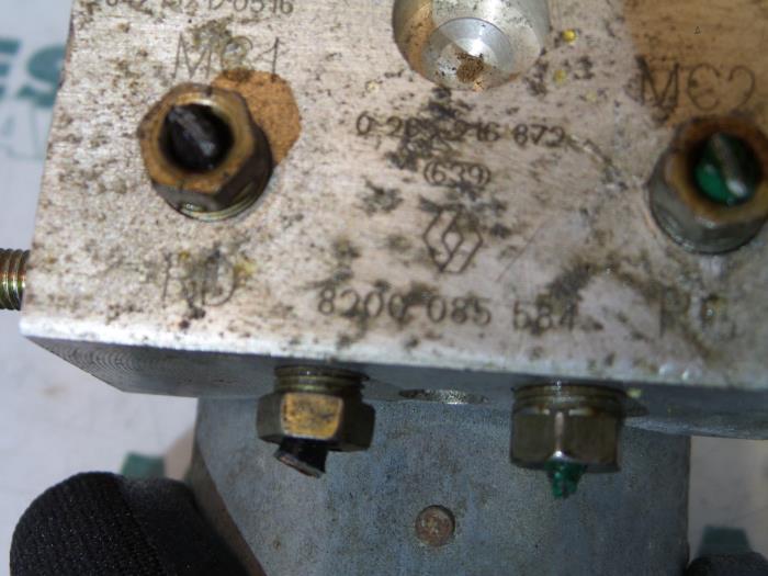 ABS Pomp van een Renault Clio II (BB/CB) 1.4 16V 2002