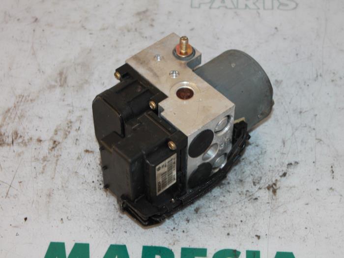 ABS Pomp van een Renault Clio II (BB/CB) 1.4 16V 2002
