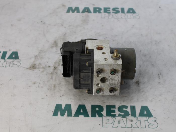 ABS Pomp van een Renault Clio II (BB/CB) 1.4 16V 2001