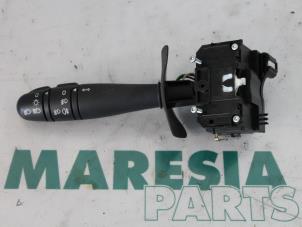 Gebruikte Knipperlicht Schakelaar Renault Clio II (BB/CB) 1.4 16V Prijs € 25,00 Margeregeling aangeboden door Maresia Parts