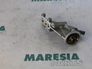 Gebruikte Oliefilterhouder Peugeot 406 (8B) 2.0 16V ST,SV Prijs € 40,00 Margeregeling aangeboden door Maresia Parts