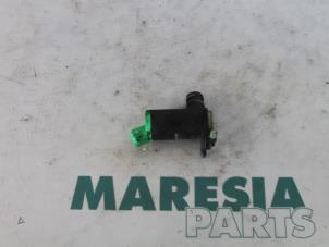 Gebruikte Ruitensproeierpomp voor Peugeot 206 (2A/C/H/J/S) 1.6 16V Prijs € 10,00 Margeregeling aangeboden door Maresia Parts