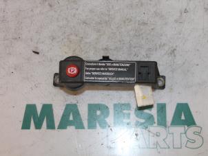 Gebruikte Handrem schakelaar Lancia Thesis (841) 2.4 20V Prijs € 105,00 Margeregeling aangeboden door Maresia Parts